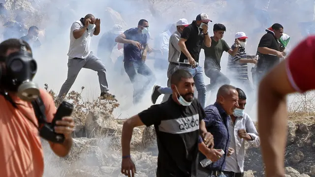 Lagi Salat, Warga Palestina Ditembaki Gas Air Mata Tentara Israel