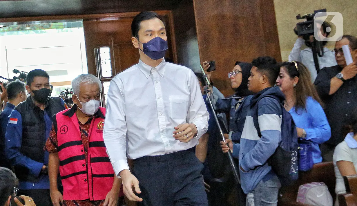 Terdakwa kasus dugaan korupsi tata niaga timah di wilayah Izin Usaha Pertambangan (IUP) PT Timah tahun 2015-2022, Harvey Moeis (tengah) memasuki ruangan untuk mengikuti sidang lanjutan di Pengadilan Tindak Pidana Korupsi (Tipikor), Jakarta, Kamis (10/10/2024). (Liputan6.com/Angga Yuniar)