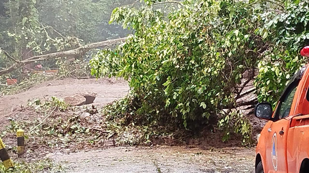 Longsor di Mojokerto dua mobil terseret ke jurang