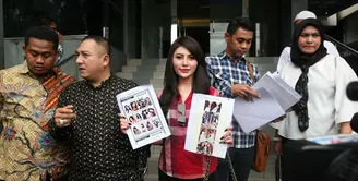 Model majalah remaja Widuri Agesty namanya masuk dalam daftar 78 wanita seksi Katalok Alexis. Akibat ikut masuk daftar foto-foto seksi tersebut, ia mengaku banyak menderita kerugian. Hal itu juga membuat shock keluarganya. (Nurwahyunan/Bintang.com)