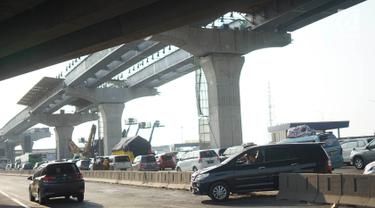 Pemudik Terobos Pembatas Tol di Cikarang