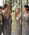 Mahalini Raharja meminta para sahabatnya untuk menjadi bridesmaid di momen pernikahannya dengan Rizky Febian. Ia meminta Aaliyah Massaid, Tiara Andini, Keisya Levronka, dan Ziva Magnolya untuk mendampinginya di momen akad nikah. [Foto: Insgtagram/askyfebrianti]