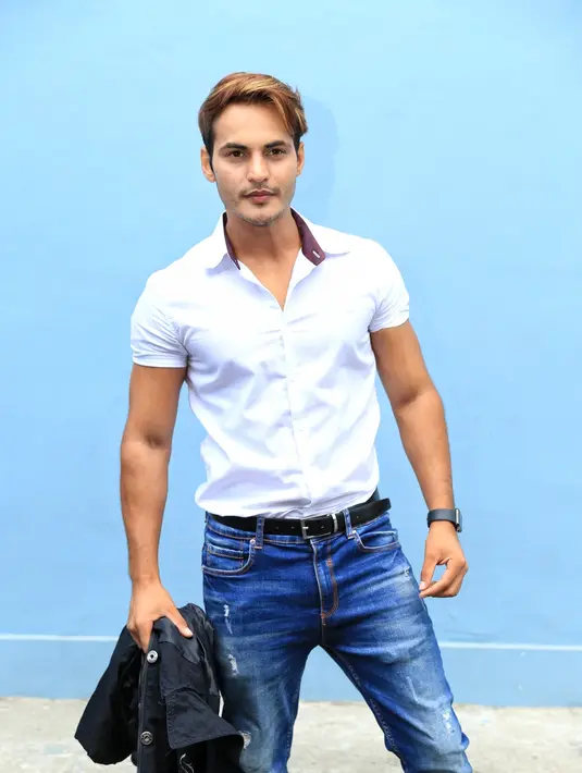 Meskipun kedekatannya dengan Ayu terus diberitakan, Ravi menegaskan hubungan yang sebenarnya bersama Ayu hanya sebatas teman, tidak lebih. Lantaran Ayu bersikap baik kepadanya sejak pertama bertemu. (Adrian Putra/Bintang.com)