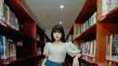 Dalam sebuah unggahan terbarunya, penyanyi muda berbakat ini tampil bak boneka dengan gaya rambut berponi lurus yang menutupi dahinya.