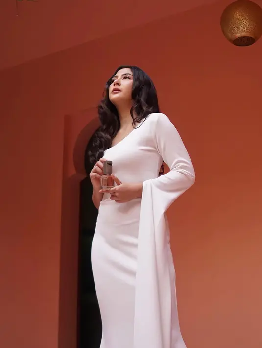 Jessica Mila terlihat anggun dengan one shoulder dress polos. [@jscmila]