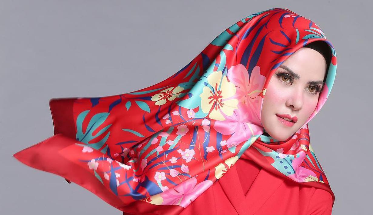 8 Gaya Berhijab Angel Lelga Yang Menawan Dan Bikin Hati Vicky