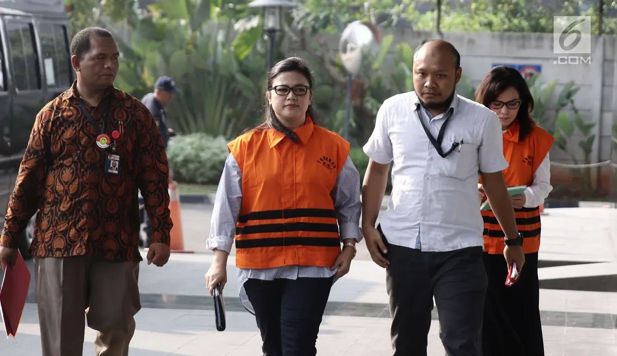 Mantan Anggota DPRD Sumut, Rinawati Sianturi dan anggota Komisi XI DPR, Rooslynda Marpaung tiba di gedung KPK, Jakarta, Rabu (11/7). Rinawati dan Rooslynda ditahan atas sangkaan suap interpelasi dan penetapan APBD 2012-2013. (Liputan6.com/Herman Zakharia)