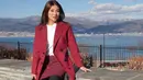 Dominasi warna merah pada busana Sarwendah ini membuat penampilannya semakin merona. Mulai dari mini skirt, long coat dan ankle boots yangketiga berwarna merah. Selain itu Sarwendah memadukan dengan stocking hitam. (Instagram/sarwendah29)