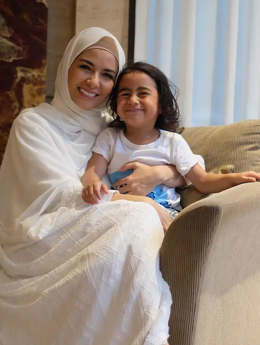 "Siap dengan tatanan baru New Normal. Aku punya 2 jawaban. Pertama, untuk kami org dewasa, Aku pilih untuk : sebisa mungkin klo ga mendesak dan penting, aku tetap akan #dirumahaja,” tulis Meisya Siregar. (Instagram/meisya_siregar)