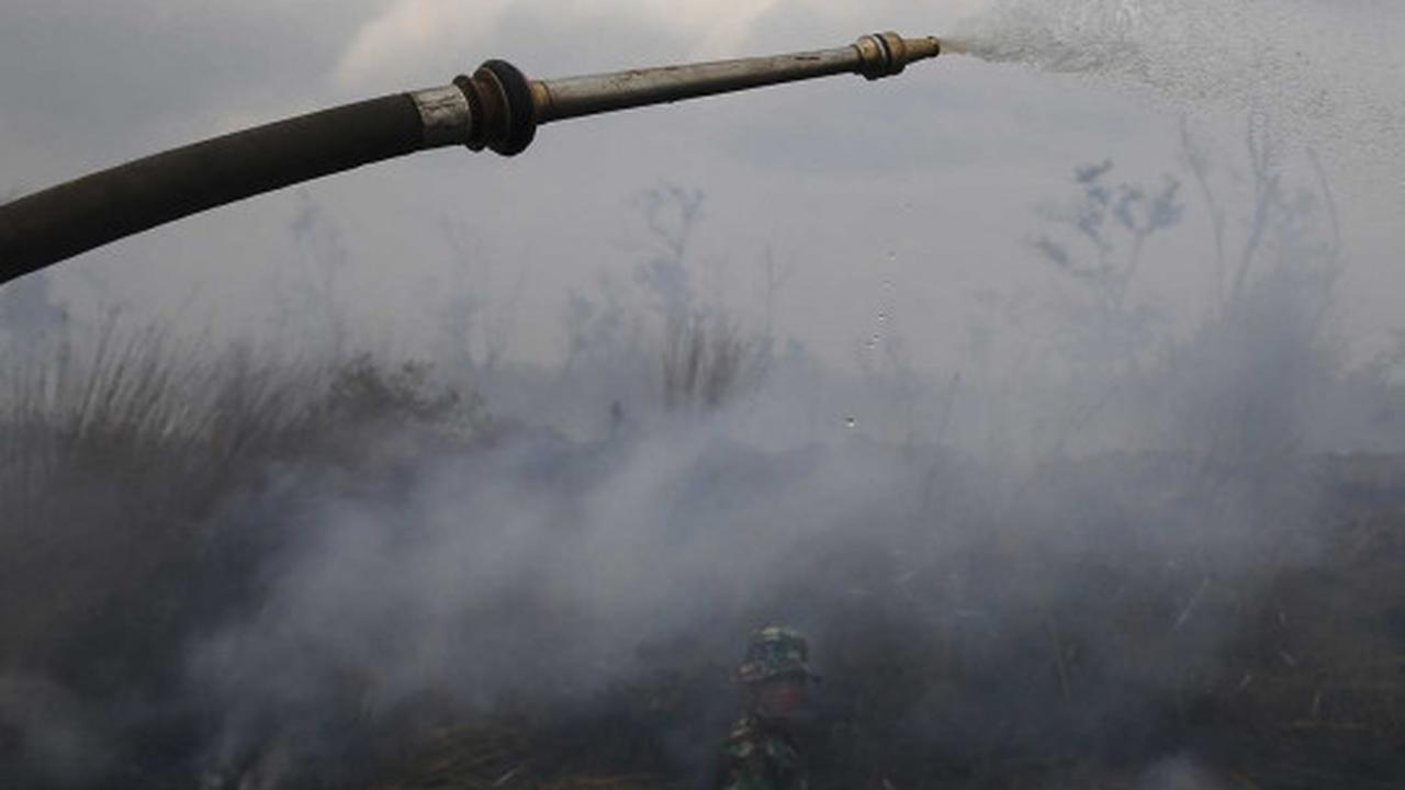 Aksi TNI jinakkan kabut asap di Sumsel
