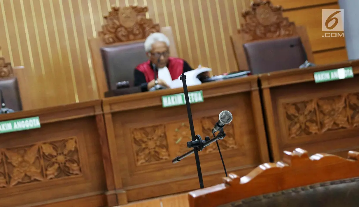 Hakim tunggal Cepi Iskandar memimpin sidang vonis praperadilan Setya Novanto di PN Jakarta Selatan, Jumat (29/9). Setya Novanto saat ini tidak lagi menyandang status sebagai tersangka kasus korupsi e-KTP. (Liputan6.com/Immanuel Antonius)