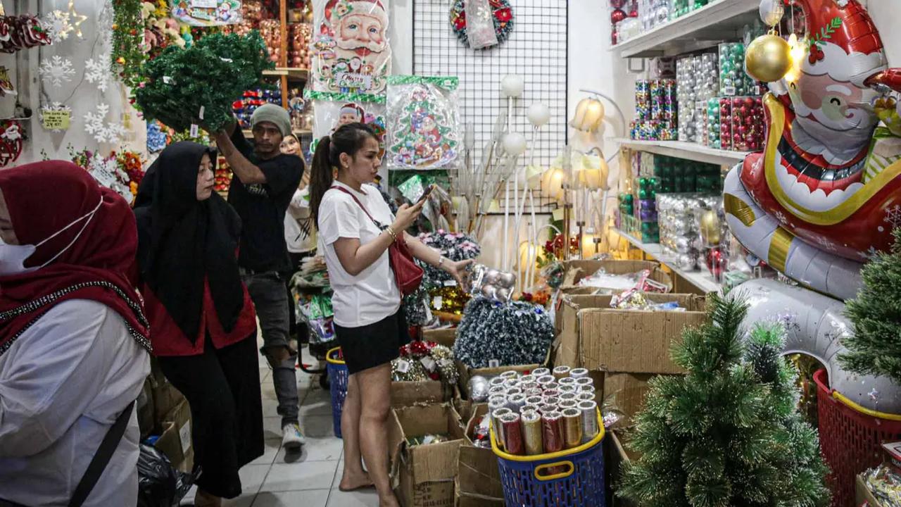 Menjelang perayaan Natal, penjualan pernak-pernik perayaan umat Kristiani mulai marak di pasaran.<br><br>Pasar Asemka yang terletak dengan Kota Tua Jakarta ini menjadi salah satu pusat penjualan hiasan khas Natal.