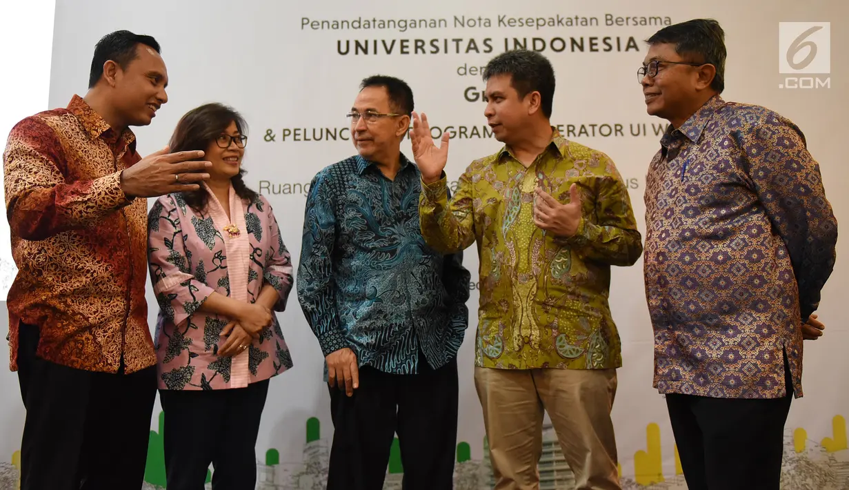Rektor Universitas Indonesia Muhammad Anis dan President of Grab Indonesia Ridzki Kramadibrata berbincang usai penandatangan nota kesepakatan bersama Universitas Indonesia dengan Grab di Universitas Indonesia, Depok, Kamis (16/5/2019). (Liputan6.com/Herman Zakharia)
