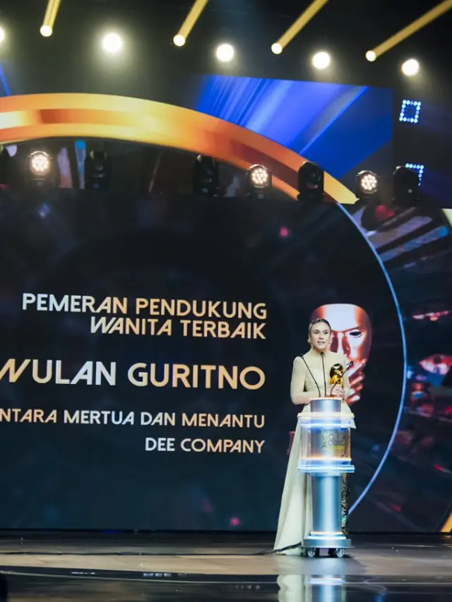 Potret Wulan Guritno Pakai Kebaya Brokat Model Bustier Drapery