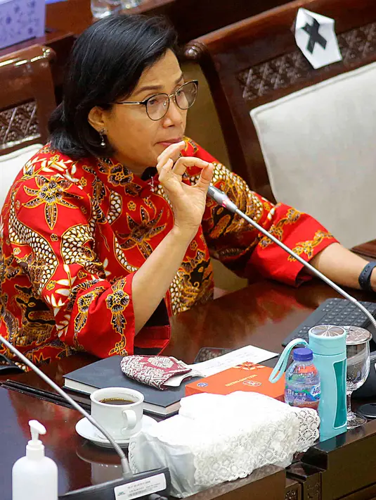 Menteri Keuangan Sri Mulyani Indrawati mengikuti rapat kerja dengan Komisi XI DPR di Kompleks Parlemen, Senayan, Jakarta, Rabu (19/1/2022). Rapat kerja tersebut terkait evaluasi APBN tahun 2021 dan Pemulihan Ekonomi Nasional (PEN) 2021 serta rencana PEN 2022. (Liputan6.com/Angga Yuniar)