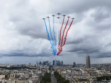 Angkatan Udara Prancis Patrouille de France tampil saat latihan untuk parade Hari Bastille di Paris Senin (12/7/2021). Hari Bastille adalah hari libur nasional Prancis yang memperingati awal Revolusi Prancis pada 14 Juli 1789. (AP Photo/Lewis ceria)