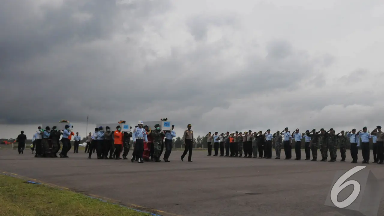 Awan Hitam Selimuti Iringan Jenazah AirAsia ke Surabaya