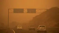 Mobil melaju di jalan raya TF-1 saat badai pasir di Santa Cruz de Tenerife, Spanyol, pada 23 Februari 2020. (AFP / DESIREE MARTIN)