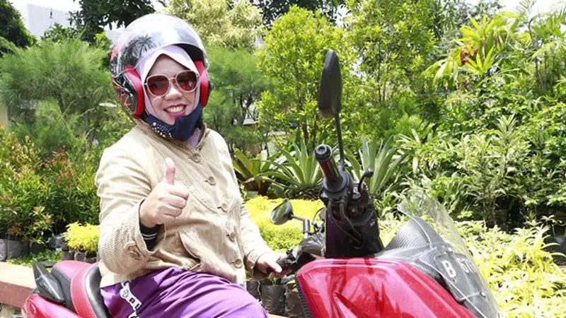 Rohimah datang ke Pengadilan Agama dengan mengendarai motor seorang diri (Akrom Sukarya/Kapanlagi.com)