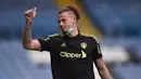 Kalvin Phillips sering dianggap sebagai maestro di lini tengah Leeds United. Ia dikenal karena memiliki umpan akurat dan ketekunannya dalam tugas bertahan. Diketahui, Phillips telah bersama klub yang berjuluk The Whites tersebut sejak awal kariernya sebagai pesepak bola profesional. (AFP/Oli Scarff)