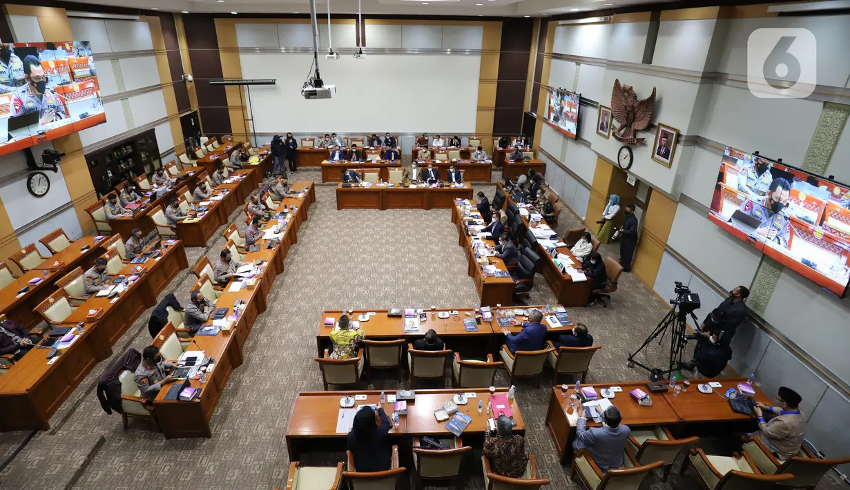 Suasana saat Kapolri Jenderal Listyo Sigit Prabowo rapat kerja dengan Komisi III DPR di Kompleks Parlemen, Jakarta, Rabu (16/6/2021). Rapat membahas realisasi program prioritas Kapolri, pengungkapan kasus-kasus aktual, dan tindak lanjut atas pengaduan masyarakat. (Liputan6.com/Angga Yuniar)