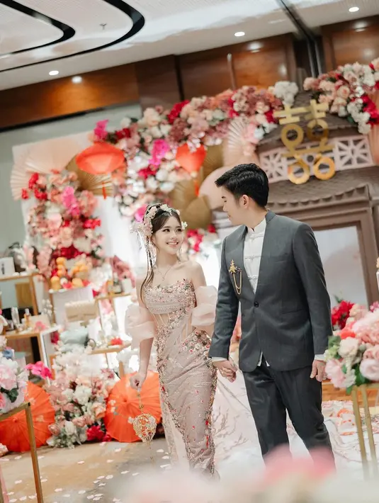 Keduanya menggelar sangjit, acara lamaran dalam budaya Tionghoa secara mewah. [@cindyyuvia].