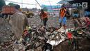 Petugas kebersihan DKI Jakarta membersihkan sisa sampah di TPS Lokbin Pasar Minggu, Jakarta, Jumat (19/5). TPS lokbin Pasar Minggu ditutup karena pada 22 Mei mendatang, Lokbin di Blok C Pasar Minggu akan diresmikan. (Liputan6.com/Yoppy Renato)