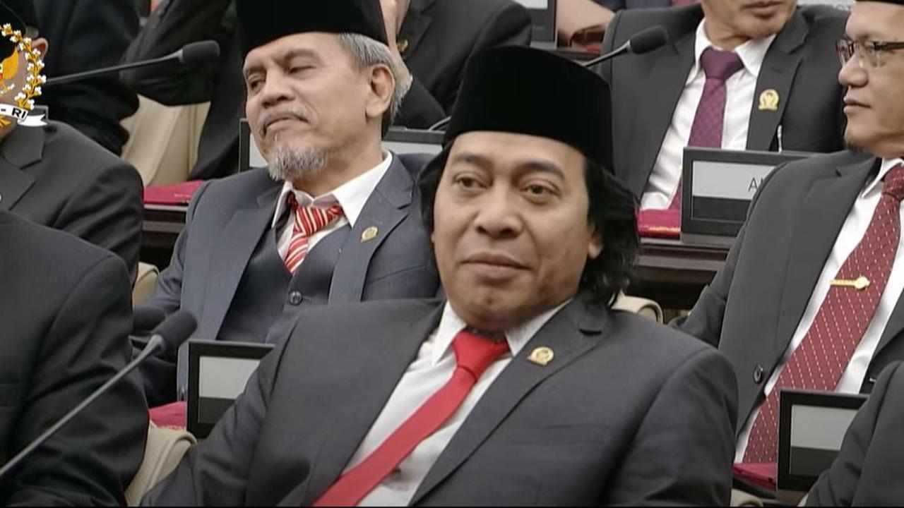 Lebih Besar Mana Gaji Verrel Bramasta dan Komeng Jadi Anggota Dewan?