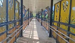 Penampakan Jembatan Penyeberangan Orang (JPO) Kyai Tapa, Grogol Petamburan, Jakarta Barat yang telah rampung direvitalisasi, Jumat (26/12/2025). (Antara)