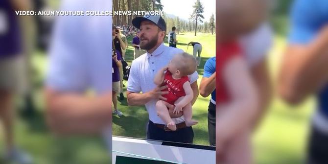 VIDEO: Pria Ini Paksa Justin Timberlake Gendong Anaknya