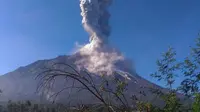 Sejumlah warga Boyolali, Jawa Tengah, yang tinggal di lereng Gunung Merapi mengungsi usai letusan pada Jumat pagi, 1 Juni 2018. (Liputan6.com/Fajar Abrori)