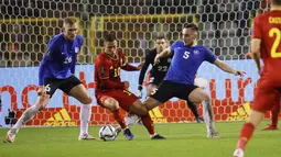 Gelandang Belgia, Eden Hazard (tengah) mengontrol bola dari kawalan pemain Estonia, Joonas Tamm dan Vladislav Kreida pada pertandingan pertandingan grup E kualifikasi Piala Dunia 2022 di stadion King Baudouin di Brussels, Minggu (14/11/2021). Belgia menang atas Estonia 3-1. (AP Photo/Olivier Mattys)