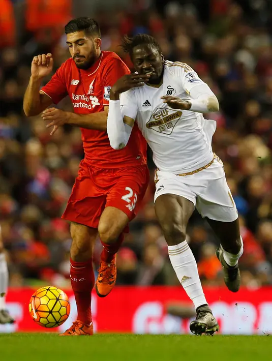 Penyerang Swansea, Eder (kanan) berusaha merebut bola dari gelandang Liverpool, Emre Can pada lanjutan liga inggris di Stadion Anfield, Inggris (29/11). Liverpool menang atas Swansea dengan skor 1-0. (Reuters/Phil Noble)