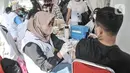 Layanan vaksin Booster untuk warga yang ingin melengkapi persyaratan menghadiri Grand Launching Jakarta International Stadium (JIS), Papanggo, Jakarta Utara, Minggu (24/7/2022). (Liputan6.com/Iqbal S. Nugroho)
