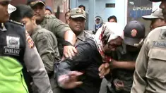 Eksekusi sebuah bangunan di kawasan Saritem, Bandung mendapat perlawanan warga. Bangunan ini dieksekusi setelah pemilik terlibat hutang piutang.