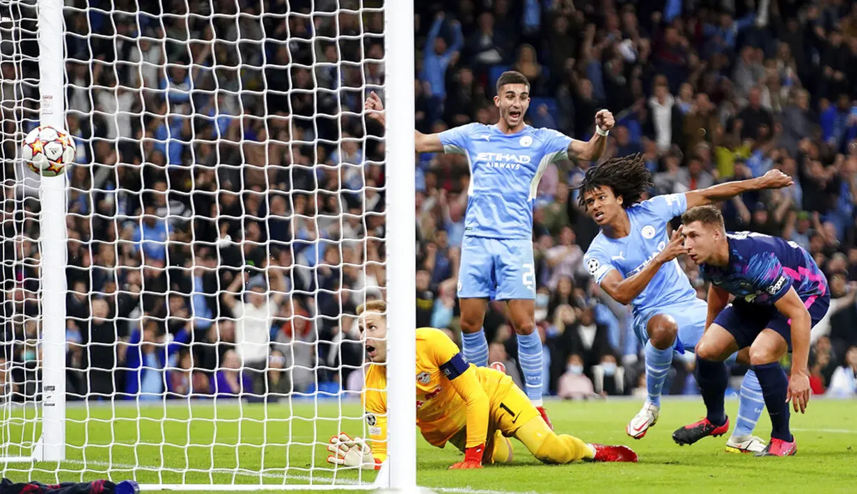 Pemain Manchester City Nathan Ake (kedua kanan) mencetak gol ke gawang RB Leipzig pada pertandingan Grup A Liga Champions di Stadion Etihad, Manchester, Inggris, Rabu (15/9/2021). Manchester City menang 6-3. (Zac Goodwin/PA via AP)