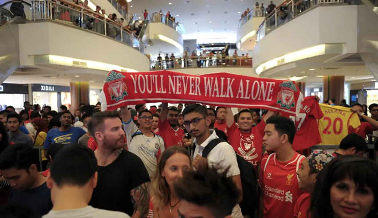 Pendukung tim Liverpool membentangkan shal bertuliskan `You Will Never Walk Alone`saat menghadiri jumpa fans di pusat perbelanjaan di Kuala Lumpur, Malaysia, (22/7/2015). Liverpool akan bertanding melawan tim Malaysia XI pada 24 Juli.(AFP/MOHD RASFAN)