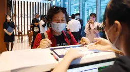 Penumpang melakukan check-in di Terminal Kota Gu'an Bandara Internasional Daxing Beijing di Wilayah Gu'an, Provinsi Hebei, China, 16 September 2020. Terminal ini memungkinkan warga Gu'an dan daerah sekitarnya untuk menyelesaikan prosedur check-in lebih awal dan minim gangguan. (Xinhua/Zhang Chenlin)