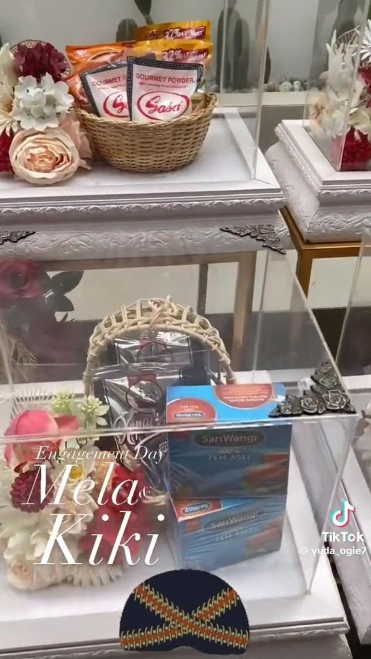 Ada juga dua pack besar teh celup dan penyedap rasa lengkap dengan berbagai jenis tepung.