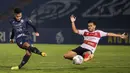 Permainan lebih menarik setelah skor 1-1. Arema nyaris unggul lagi di menit 55. Sayang, tembakan M. Rafli yang dapat umpan matang dari Fortes masih bisa ditepis. (Bola.com/Bagaskara Lazuardi)