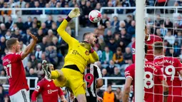 Newcastle United gagal mencetak gol pada babak pertama. Tim tamu bisa menjaga kedudukan imbang berkat kepiawaian kiper David De Gea. (AP Photo/Jon Super)