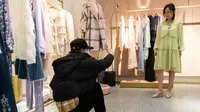 Pedagang memotret seorang model di sebuah toko pakaian di pasar garmen yang ada di Zhuzhou, China, 2 Maret 2020. Sejumlah besar toko pakaian dan pedagang garmen di Zhuzhou melakukan penjualan daring untuk melanjutkan pekerjaan selama memerangi wabah virus corona (Xinhua/Chen Sihan)