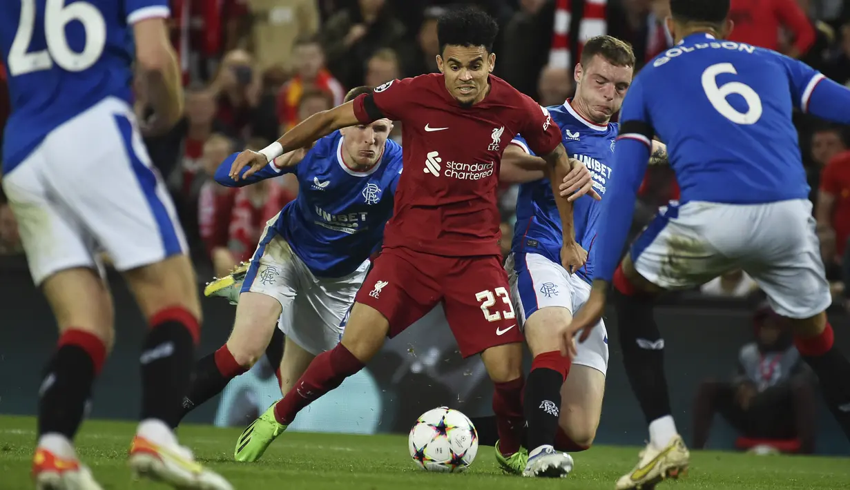 Penyerang Liverpool Luis Diaz (tengah) dilanggar oleh bek Rangers Leon King dalam partai matchday 3 fase grup Liga Champions 2022/2023 yang digelar di Anfield, Rabu (5/10/2022) dini hari WIB. Liverpool sukses mengandaskan Rangers dengan skor 2-0. (AP Photo/Rui Vieira)
