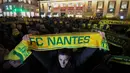Ekspresi pendukung FC Nantes yang larut dalam kedukaan. Hal tersebut terjadi setelah mendengar kabar mantan bintang mereka, Emiliano Sala tewas karena pesawat yang ditumpanginya hilang dari kontak. (AFP/Loic Venance)