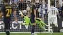 Kiper Real Madrid, Andriy Lunin kebobolan lewat gol tendangan jarak jauh striker AC Milan, Luka Romero pada laga pramusim 2023/2024 Soccer Champions Tour di Rose Bowl Stadium, Pasadena, California, Senin (24/7/2023) pagi WIB. (AP Photo/Ashley Landis)