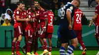 Para pemain Bayern Munchen merayakan gol dalam laga putaran pertama DFB Pokal 2021-22 di Bremen, Jerman utara (25/8/2021). Munchen menang telak atas Bremen SV dengan skor 12-0. (AFP/Patrik Stollarz)