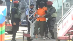 Densus 88  Mabes Polri membawa teroris usai tiba di Bandara Soekarno-Hatta, Tangerang Banten, Kamis (4/1/2021). Dari jumlah tersebut, 19 di antaranya adalah anggota Front Pembela Islam (FPI). (merdeka.com/Arie Basuki)