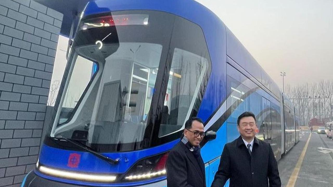 Menhub Budi Karya Pamerkan Kereta Listrik yang Bakal jadi Transportasi Umum di IKN