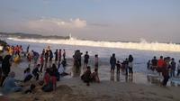 Ribuan pengunjung tengah menikmati liburan pantai menjelang petang di pantai Santolo Garut, Jawa Barat. (Liputan6.com/Jayadi Supriadin)