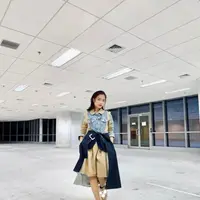 Pemeran Bukan Cinderella itu tampil sebagai muse membawakan koleksi dari desainer Rinda Salmun pada 26 Oktober 2022. @fuji_an.
